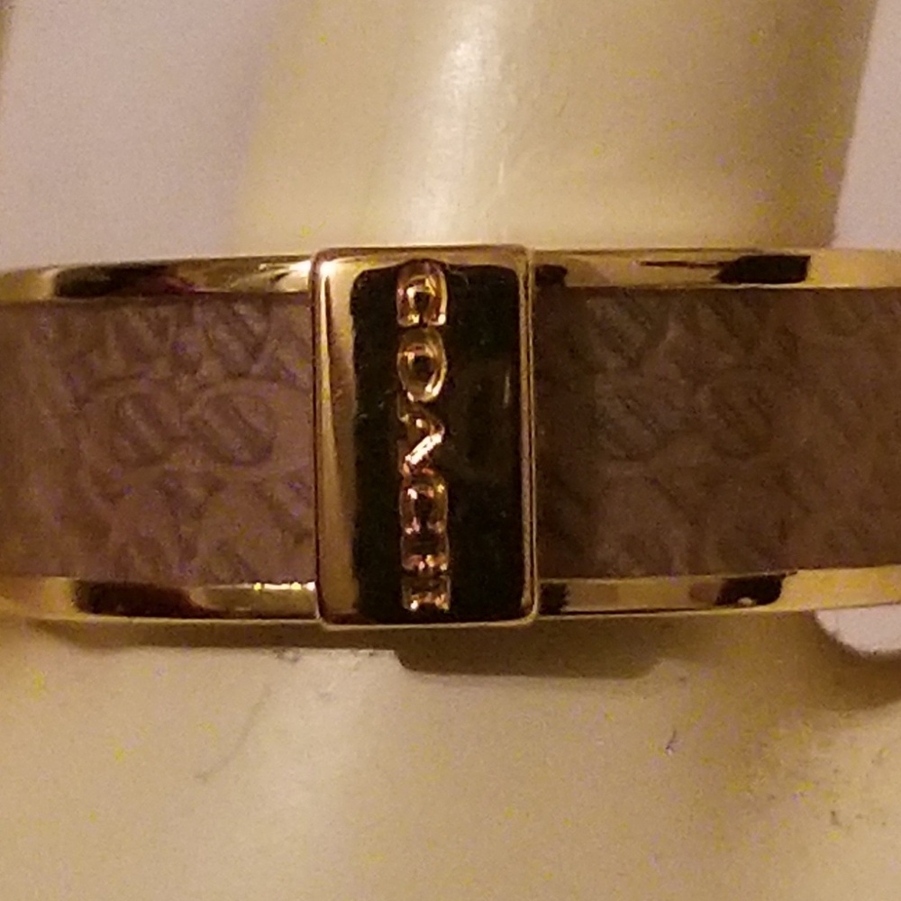 Ring - Picture 1 of 2